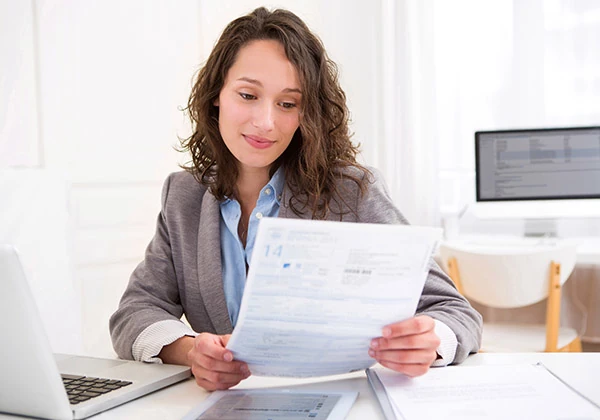 Femme consultant des documents pour l'assistance administrative et le traitement de courrier par SOCIALP