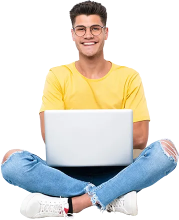 Jeune salarié souriant travaillant sur ordinateur portable pour illustrer les bénéfices d'un service social du travail