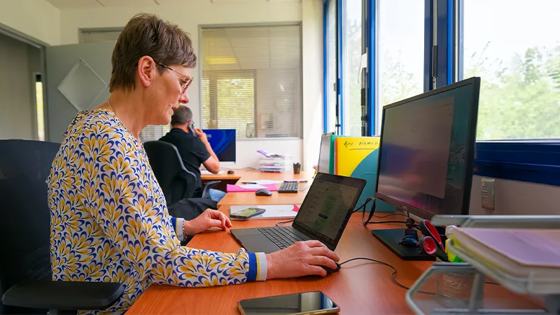 Conseillère de SOCIALP travaillant à son bureau pour renseigner sur les programmes d'insertion sociale et professionnelle