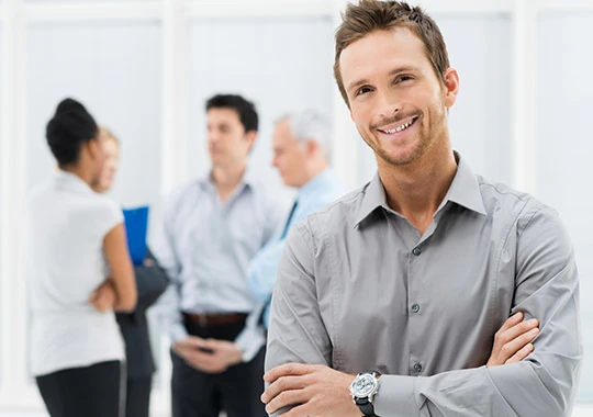 Travailleur social diplômé d'État de SOCIALP souriant au premier plan pour illustrer le renfort d'équipe en association