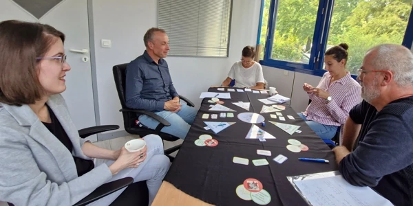 Participants réunis autour d'un jeu pédagogique lors de l'atelier Estime et Vous par SOCIALP pour rompre l'isolement social