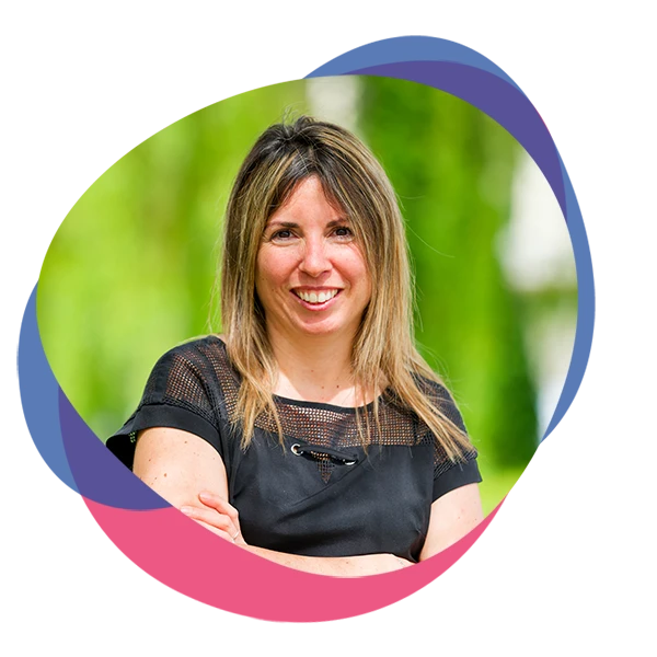 Voici une proposition d'éléments optimisés SEO pour le portrait de Stéphanie Ruiz sur la page « Qui sommes-nous ? » de SOCIALP : 1. Texte alternatif (alt tag)Recommandation : Le texte alternatif doit nommer la personne, préciser sa fonction et intégrer les mots-clés liés à la marque et au métier de CESF. Texte alternatif proposé :Portrait de Stéphanie Ruiz, fondatrice de SOCIALP et Conseillère en Économie Sociale Familiale (CESF)